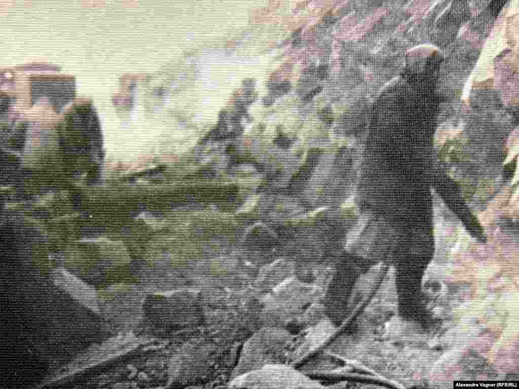 &ldquo;Ol geçilen ýoluň tapgyrlaryny görkezmek gerekdi. Ine, bizi tussag edýärler, döwülýäris, şondan soň durmuş gutarýar. Bizi tapgyr bilen ugradýarlar, biz lagerde, lagerde bolsa iş, döredijilik, zorluk bar. Soňra azatlyk we ýatlamalar galýar. Bu mowzuklaryň ählisi sergiler arkaly görkezilýär&quot; diýip, &ldquo;Memorialyň&rdquo; Pragadaky sergisiniň açylyşynda, guramanyň işgäri gürrüň berýär. &nbsp;