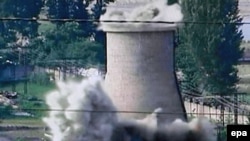 نمایی از برج خنک کننده راکتور اتمی یونگ بیون که توسط دولت کره شمالی تخریب شده بود. (عکس: EPA)