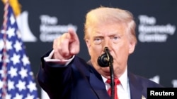 ABŞ-nyň prezidenti Tramp Waşingtonda ýerleşýän Kennedi merkezine bardy. 13-nji awgust.