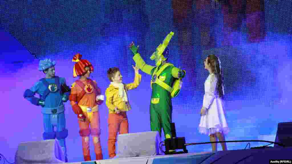 Зур чыршы бәйрәменең төп герое - малай һәм мультфильм геройлары