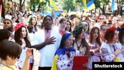 Одесити та гості міста співають гімн України під час «Мегамаршу у вишиванках», 23 травня 2015 року (@Shutterstock)
