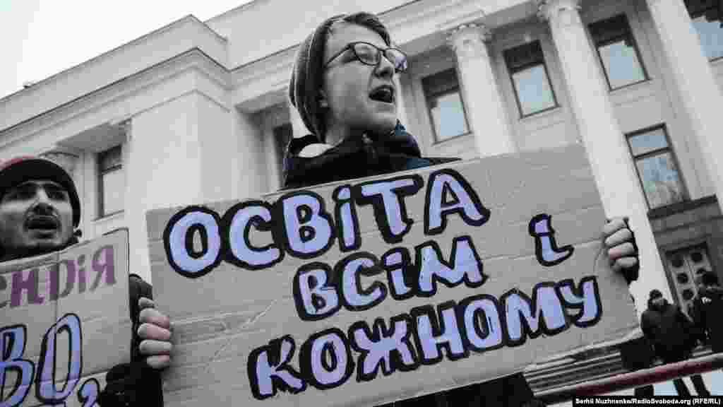 14 грудня біля ВРУ відбулась студентська акція протесту &laquo;Стипендія &ndash; право. Борися за неї&raquo; проти рішення парламенту скасувати чіткі норми визначення кількості студентів, що можуть отримувати стипендію, та за приведення розміру стипендії до прожиткового мінімуму, як це гарантується законодавством України. Київ, 14 грудня 2016 року ДИВИТИСЬ ФОТОГАЛЕРЕЮ