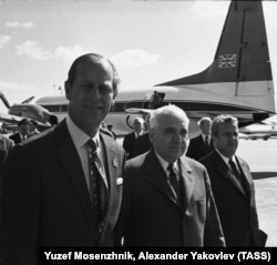 Україна. Принц Філіп, герцог Единбурзький, в аеропорту «Бориспіль». Він прилетів до Києва особистим літаком, за штурвалом якого перебував сам. Вересень 1973 року