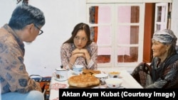 Көркөм тасмадагы эки каармандарды Баткендеги Газ, Таян айылдарынын тургундары аткарышты.