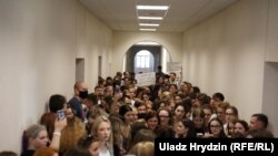 Студэнты МДЛУ ля прыёмнай рэктара, дзе чакаюць на сустрэчу затрыманыя раней студэнты