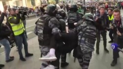Як силовики затримували людей на мітингах у Росії – відео