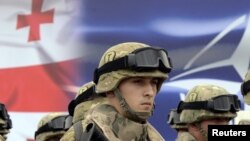 Председатель парламента Давид Усупашвили заявил сегодня о необходимости размещения в Грузии военной базы США. Посол США в Грузии Ян Келли дипломатично пообещал детальней изучить этот вопрос