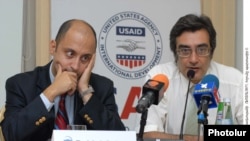 Турецкий политолог Беглул Озкан (слева) на пресс-конференции. Ереван, 2 сентября 2010 г.