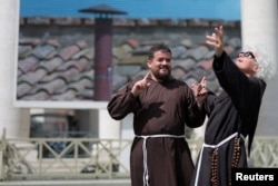 Манахі ў Рыме пасьля абраньня новага папы 8 траўня 2025 году