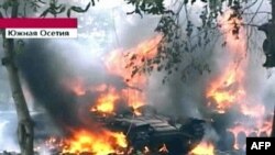 یک تانک ارتش گرجستان در شهر تسخينوالی در اوستیای جنوبی در آتش می سوزد. (عکس از AFP)