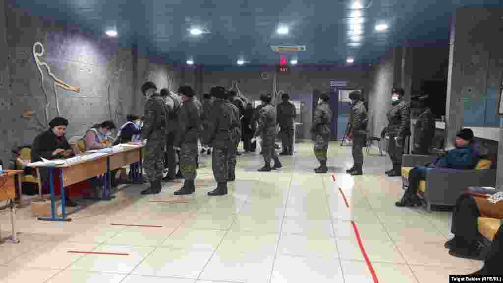 Военнослужащие прибыли голосовать одними из первых