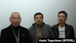Активист Канат Джакупов (крайний справа) с другими сторонниками майора МВД в отставке Болатхана Жунусова на судебном заседании в Талдыкоргане по делу Жунусова, обвиняемого в участии в запрещенной организации ДВК. Талдыкорган, 21 октября 2019 года.