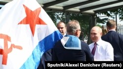 Путин общается с неизвестным с флагом ВМФ СССР