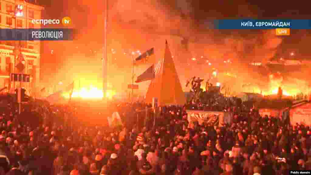 Силовики почали наступ на Майдан. Їм чинять організований спротив. Київ, 18 лютого 2014 року