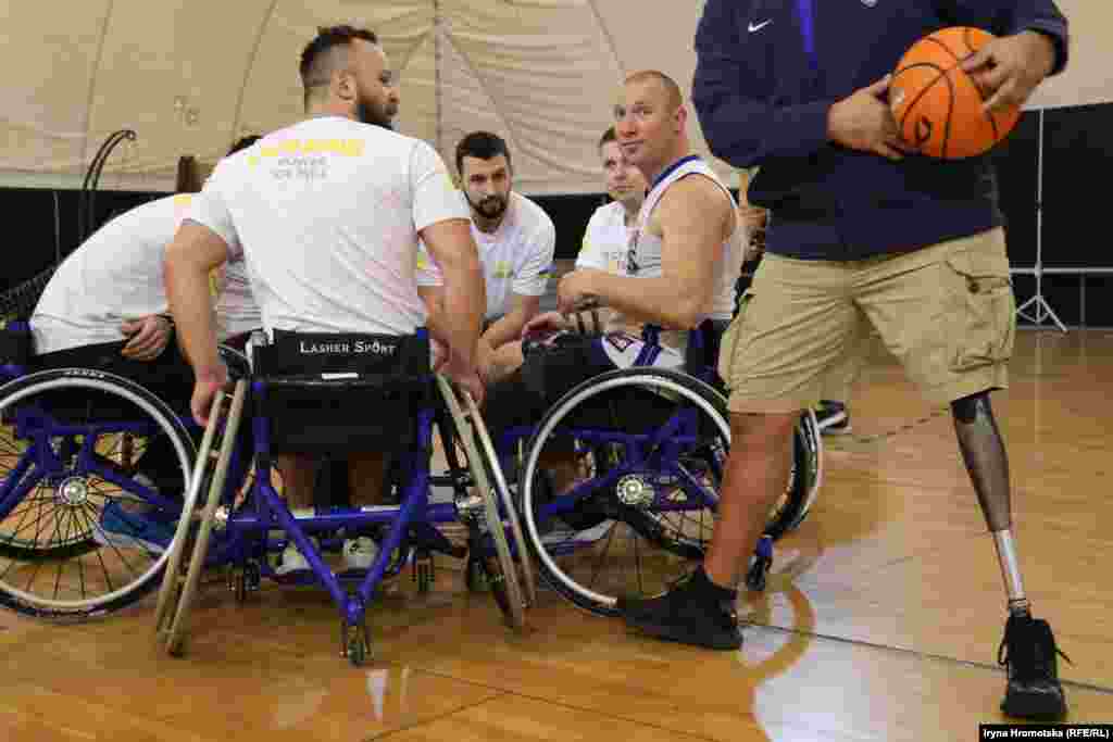 Збір перед початком гри у баскетбол на візках
