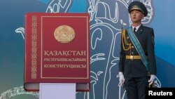 Қазақстан конституциясы макеті жанында тұрған қарауыл. Алматы, 30 тамыз 2014 жыл. 
