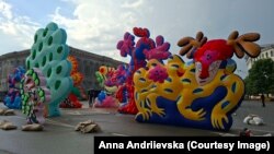 Інсталяції образів Марії Примаченко на Контрактовій площі Києва. Україна. 8 вересня 2025 року