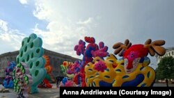 Інсталяції образів Марії Примаченко на Контрактовій площі Києва. 8 вересня 2025 року