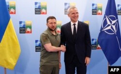 Президент Володимир Зеленський з генсеком НАТО Єнсом Столтенберґом на саміті Альянсу у Вільнюсі після спільної пресконференції. 12 липня 2023 року