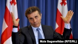 Премьер-министр пришел на встречу с тележурналистами во всеоружии. Бидзина Иванишвили потребовал объяснений за их заявления в телевизионном эфире