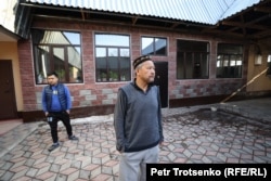 Булар-Баатыр айылынын тургуну Хаса Жалов (алдыда турган) уулу Ислам менен бирге. Жамбыл облусу, Казакстан. 2021-жылдын 31-январы.