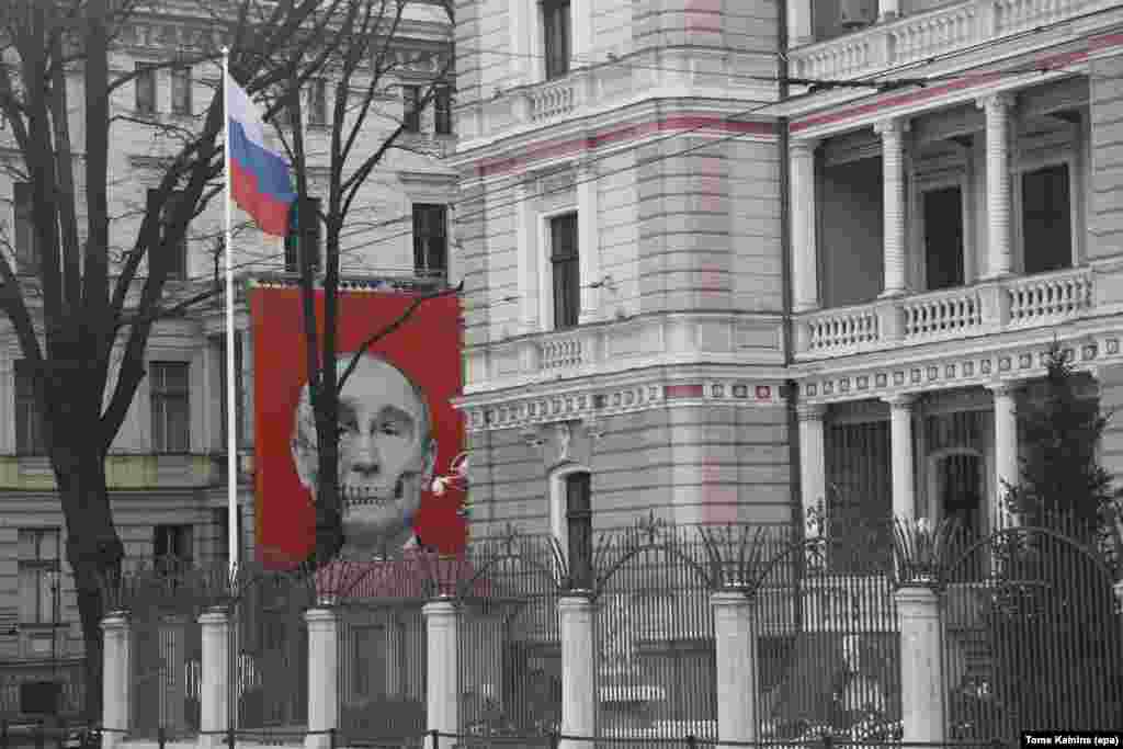 تصویری اسکلتی از ولادیمیر پوتین، رئیس‌جمهور روسیه، بر روی ساختمانی روبروی سفارت روسیه در ریگا، لتونی، که در ژانویه ۲۰۲۳ گرفته شده است.