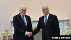 Франк-Вальтер Штайнмайер (слева) и Ваагн Хачатурян, Ереван, 31 марта 2025 года