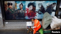 Пекин урамында "Мулан" фильмы афишасы