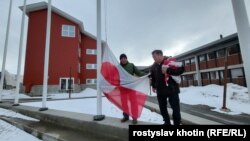 Журналіст Радіо Свобода Ростислав Хотин з прапором Гренландії під час спуску прапорів біля будівлі уряду та парламенту. Підйом прапорів щодня о 8:00, а спуск о 17:00