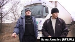 Жители Крыма Анатолий Василенко и Сергей Антоненко, водители арестованной в Казахстане машины. Уральск, 12 ноября 2014 года.   