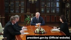 Звольненыя Леанід Заяц і Міхаіл Русы на сустрэчы з Аляксандрам Лукашэнкам. Справа — кіраўніца адміністрацыі Лукашэнкі Натальля Качанава. Менск, 1 красавіка 2019 году