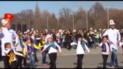 На площади Ала-Тоо массово станцевали "Кара жорго"