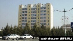 Turkmenabadyň Gagarin adyndaky etrapçasyndaky 9A belgili jaý.