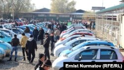 Автоунаа базары. Иллюстрациялык сүрөт.