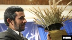 محمودا حمدی نژاد، رییس جمهوری ایران در جشن خودکفایی گندم.(عکس: مهر)