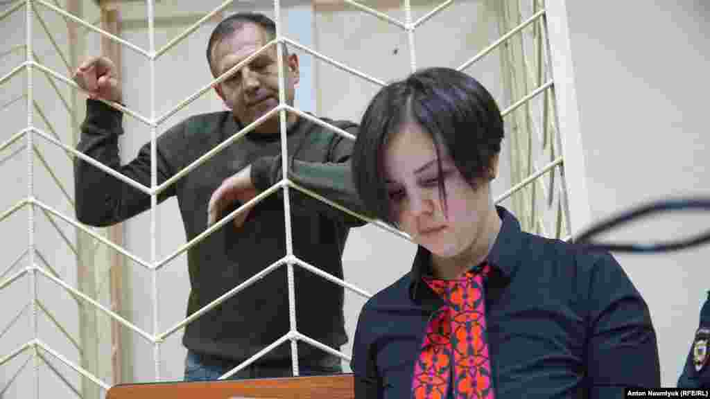 2017 senesi noyabr ayı. Vladimir Baluh silâ saqlaması davasınıñ mahkemesinde. Avgust ayında üküm çıqarılğan edi: 3 yıl ve 7 ay apis cezası ve 10 biñ ruble para cezası (tahminen 4 biñ grivnâ). Şikâyetten soñ dava tekrar baqıla​