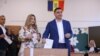 Каля Бухарэста галасуе кандыдат на выбарах Джорджэ Сім’ён разам са сваёй жонкай