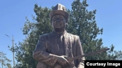 Элмирбек Иманалиевдин айкели. Токтогул шаары. 