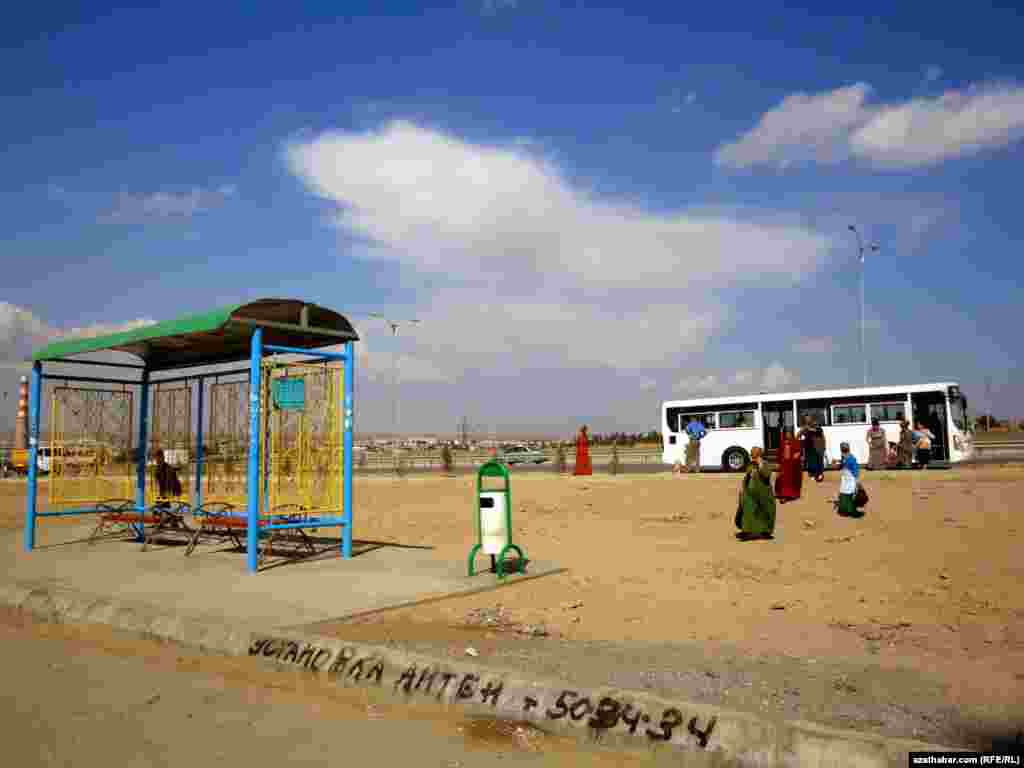 Mikroraýonda ozal gurlan awtoduralga täze gurlan ýoluň gyrasyna süýşürilmän duranyna ýarym ýyldan hem kän wagt boldy