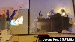 Следи от сблъсъците край офиса на СНС в Нови Сад.