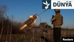 Ukrain esgerleri raketa atyjy bilen Pokrowskyň golaýyndaky rus goşunlaryna ot açýar. Arhiw suraty.
