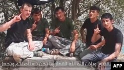 «Ислам мамлекети» тобуна кошулуп ант берүү тууралуу видео тасмадан алынган кадр.  