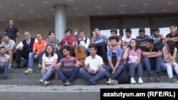 Сидячая забастовка против повышения тарифа на электроэнергию на Театральной площади в Гюмри, 22 июня 2015 г․