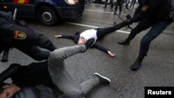 Իսպանացի իրավապահները փորձում են կանխել կատալոնացիների քվեարկությունը, Բարսելոնա, 1-ը հոկտեմբերի, 2017 թ.