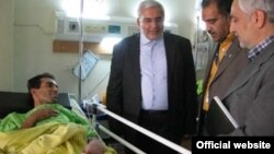 رضا رحیمی نژاد، روی تخت بیمارستان و در جریان عیادت رییس سازمان محیط زیست