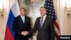 جان کری (چپ) و سرگی لاوروف در کنفرانس امنیتی مونیخ، ۲۰۱۴