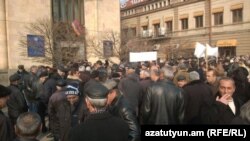 Сотрудники завода «Наирит» перед зданием Минэнерго, Ереван, 27 января 2015 г.