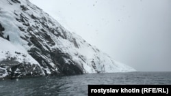 Дика, недоторкана, цнотлива природа і ландшафти Гренландії. Особливо вражаючими є фіорди в сніжну погоду