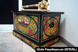 Скриня з петриківським розписом