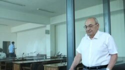 Ըստ Վազգեն Մանուկյանի` իր արտահայտությունն անհամեմատ ավելի մեղմ էր, քան «մուրճը ձեռքին վազվզող տղայինը»